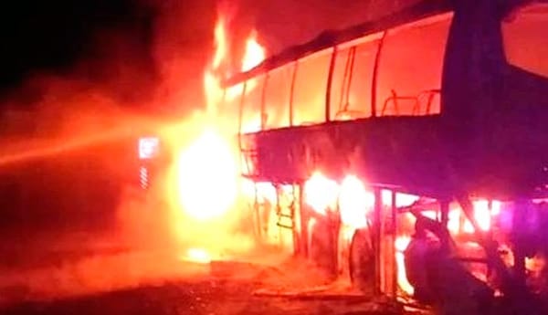 ¡SE QUEMA AUTOBÚS DE TURISMO EN CEMPOALA!