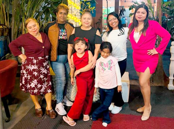 SE REÚNEN PARA CELEBRAR LA AMISTAD