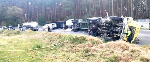 ¡DOS MUERTOS DEJA CHOQUE DE FRENTE DE DOS TRÁILERES!