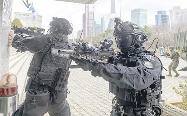 ¡MUERE UNA NIÑA DE OCHO AÑOS TRAS SER APUÑALADA POR SU MAESTRA!