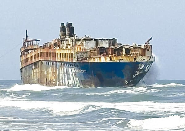 ¡SACARÁN EL BARCO RUSO! - A EMPUJONES