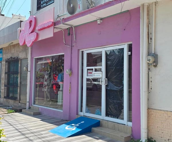 ¡VÁNDALOS SAQUEAN BOUTIQUE!