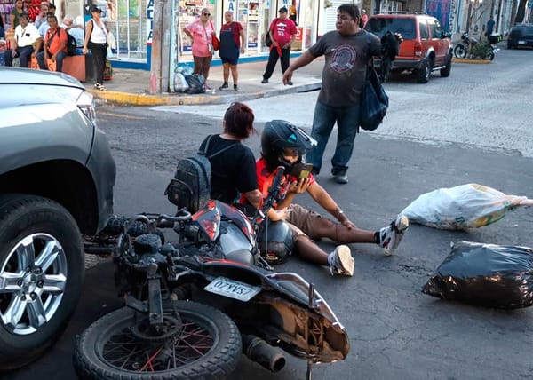 ¡CARROZA FÚNEBRE EMBISTE A JOVEN MOTOCICLISTA!