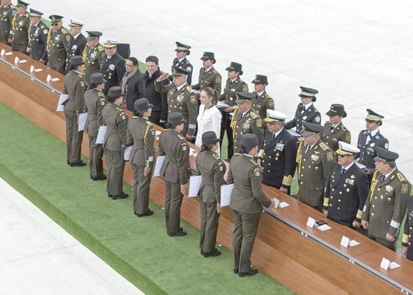 ¡SHEINBAUM ANUNCIÓ AUMENTO DE SALARIO PARA LOS MILITARES! - “SON LOS GUARDIANES DE NUESTRA SOBERANÍA”