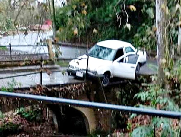 ¡AUTOMOVILÍSTA SE QUEDÓ ATORADO EN EL PUENTE!