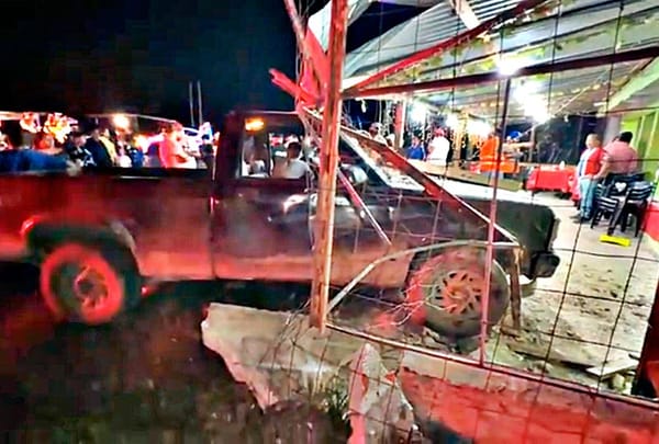 ¡CAMIONETA SE METIÓ A LOCAL DE HAMBURGUESAS!