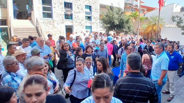 ¡DESFILE DE DIPUTADOS, EX ALCALDES Y EMPRESARIOS A RITMO DE BATUCADA!