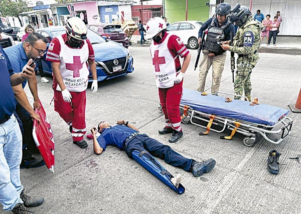 ¡IMPACTAN AL PILOTO Y ACABA EN EL ASFALTO!
