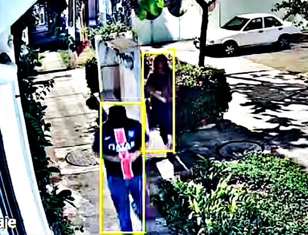 ¡PAREJITA DE NOVIOS HACEN ‘CUCHI-CUCHI’ FRENTE A LOS VECINOS!