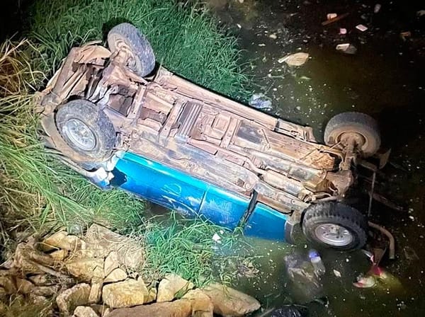 ¡CONDUCTOR HERIDO AL SALIR “VOLANDO” DE PUENTE!