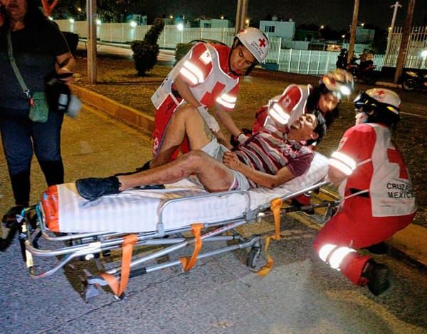 ¡MOTOCICLISTA SE ESTRELLÓ CONTRA ESCOMBROS DE OBRA MUNICIPAL!