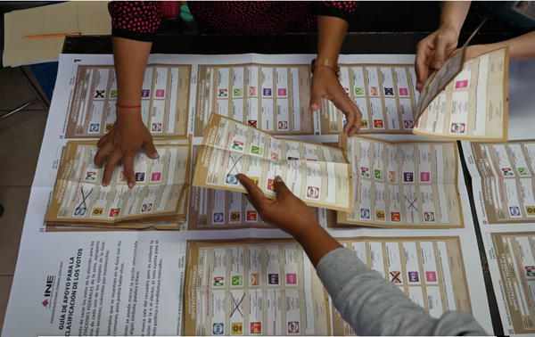 INE 'SUDA LA GOTA GORDA': CADA FUNCIONARIO DARÁ 2 MIL INVITACIONES A FUNCIONARIOS DE CASILLA