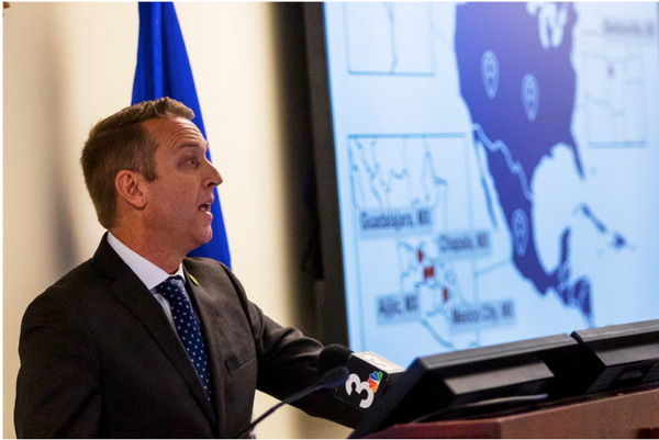 ¡MUJER UTILIZÓ APP DE CITAS PARA ATRAER HOMBRES MAYORES!