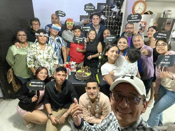 CELEBRA CUMPLEAÑOS VIRIDIANA PÉREZ PELÁEZ