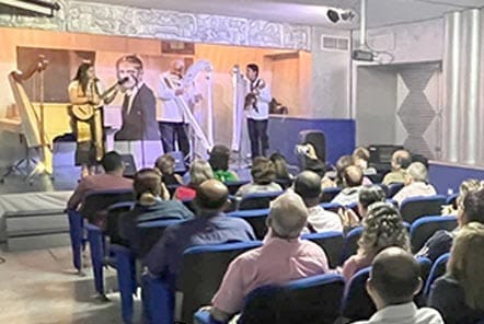 DELFINO GUERRERO DELEITA CON SU ARPA