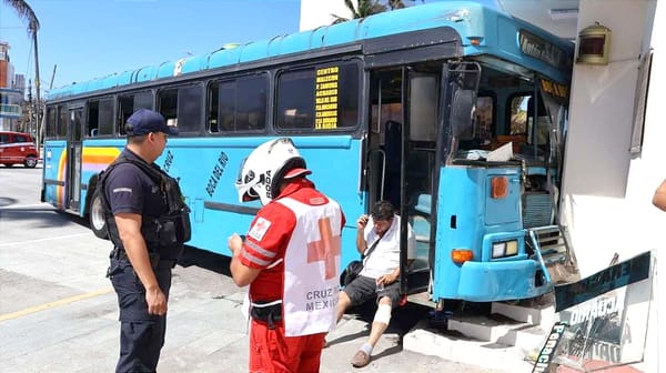 ¡CAMIÓN DE PASAJE SE ESTRELLA CONTRA LA ESCUELA NÁUTICA!