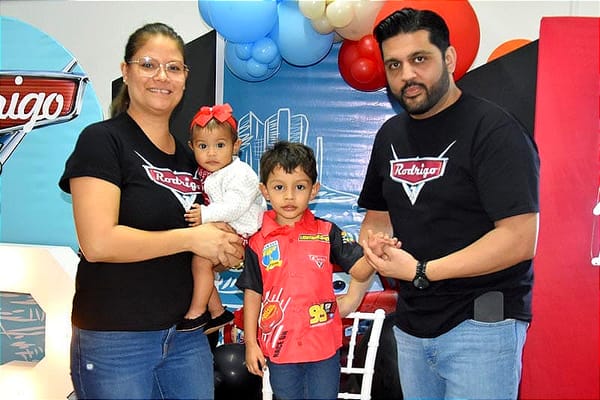 FESTEJA RODRIGO CON “RAYO MCQUEEN”!