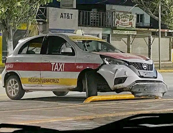 ¡ABANDONAN TAXI AFUERA DE UN OXXO!