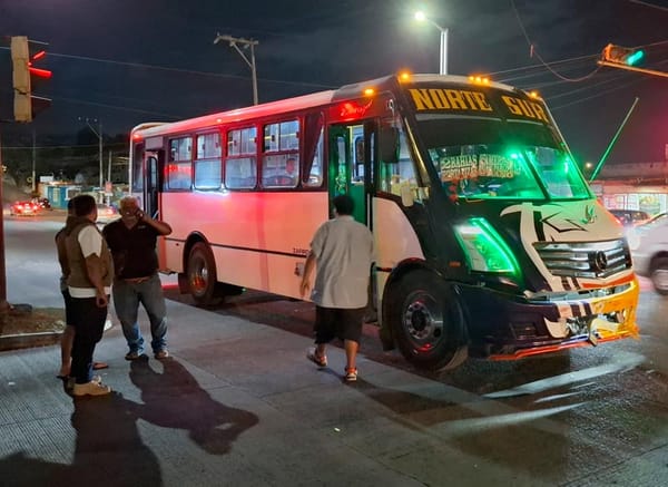 ¡AUTO Y CAMIÓN “NORTE-SUR” SE ‘PASAN EN VERDE’ Y COLISIONAN!