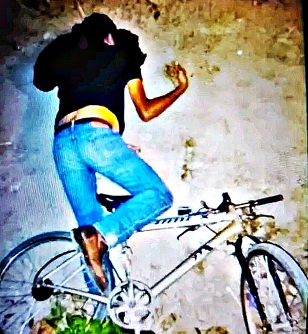 ¡CICLISTA SE DESNUCA EN MORTAL CAÍDA EN EL DRENAJE!