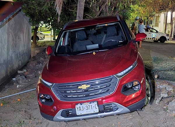 ¡DIO VOLANTAZO Y DESTROZÓ MALLA DE JARDÍN DE NIÑOS!