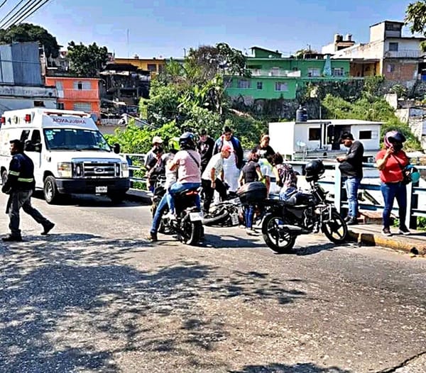 ¡DOS “JINETES DE ACERO” PARRANDEROS DERRAPAN EN EL PUENTE!