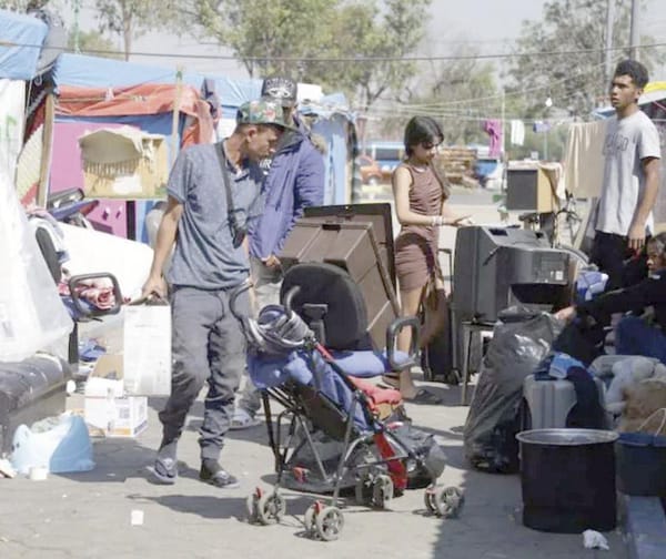 ¡MIGRANTES EMPACAN PARA VOLVER A SU PAÍS!