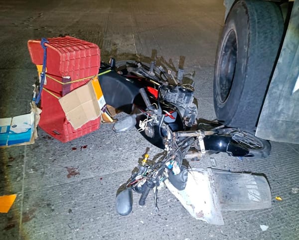 ¡MOTO-REPARTIDOR SE ESTRELLA CONTRA CAMIÓN DE VOLTEO!