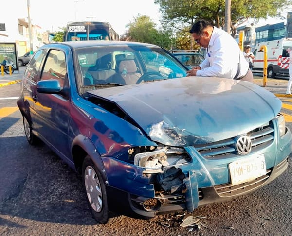 ¡PASAN CON ‘LUZ VERDE’ Y CHOCAN EN LA AVENIDA CUAUHTÉMOC!