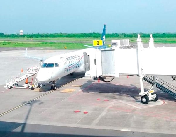 ¡PIERDEN 4 HORAS PORQUE NO LLEGÓ LA SOBRECARGO!