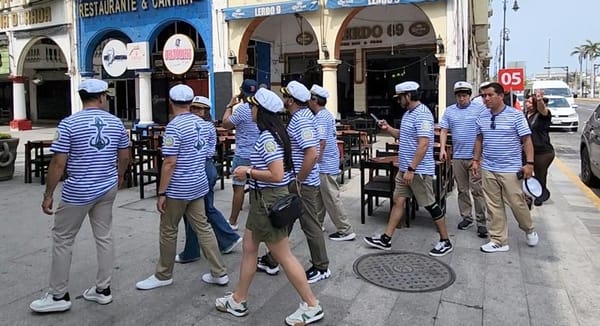 ¡MARINEROS ‘INVADEN’ EL CENTRO HISTÓRICO!