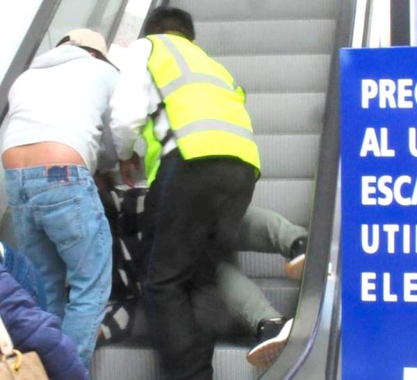¡PASAJERA CAYÓ DE LA ESCALERA DEL AEROPUERTO!