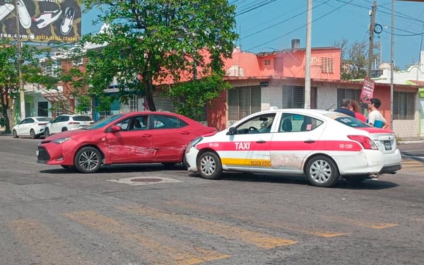 ¡TAXISTA SE PASA EL ‘ROJO’ Y SE IMPACTA CONTRA UN AUTOMÓVIL!