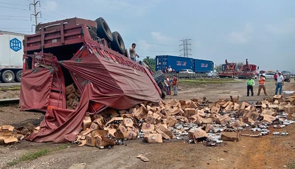 ¡VOLCÓ TORTON CON 15 TONELADAS DE CERVEZAS!