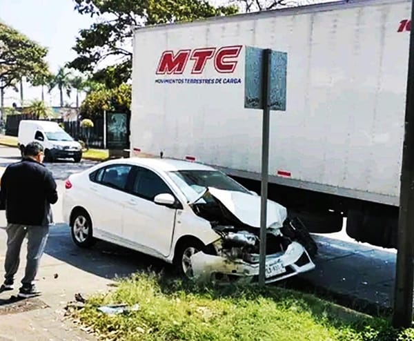 ¡CHOCA CON ‘MONSTRUO’ Y SE DESBARATA COCHE DE LUJO!