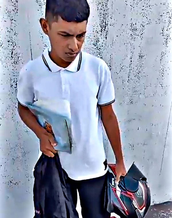 ¡LE ROBAN LA MOTO A ESTUDIANTE QUE IBA PARA LA CHAMBA!