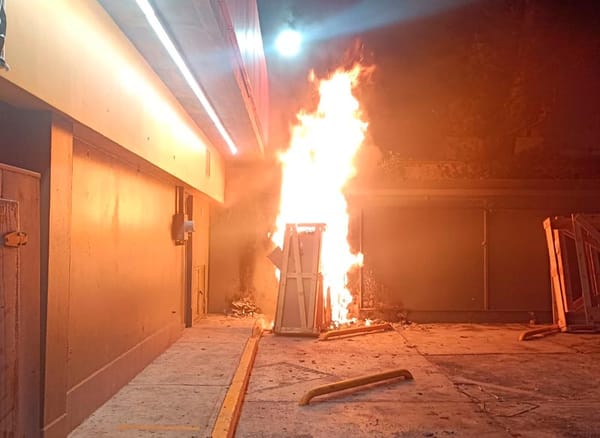 ¡PIRÓMANO INCENDIA TARIMAS EN LA TIENDA OXXO!