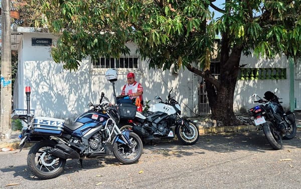 ¡SE LE ATRAVIESA CAMIONETÓN Y MOTORIZADO SALE VOLANDO!