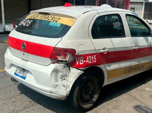 ¡TAXISTA ARROLLÓ A MOTOCICLISTA EN EL INFONAVIT BUENAVISTA!