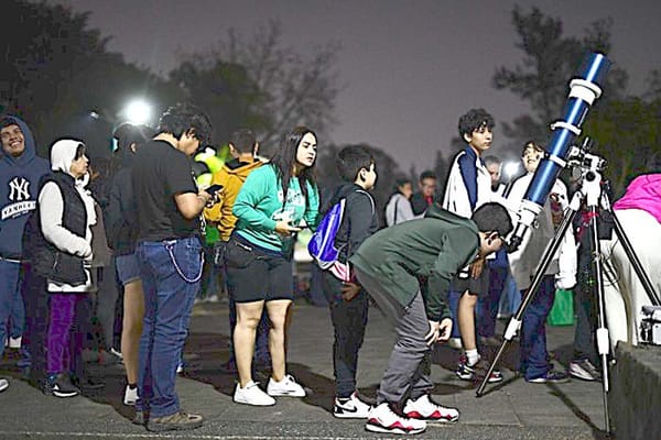 ¡LE PONEN 23 TELESCOSPIOS A LA LUNA!