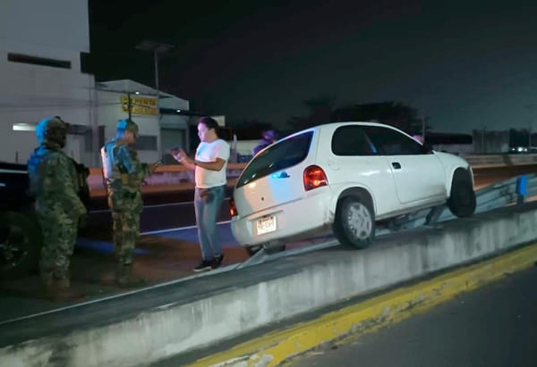 ¡CHEVY SE QUEDA ATORADO EN EL BARANDAL DEL PUENTE AMAPOLAS!