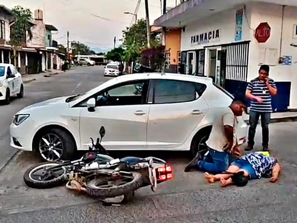 ¡CHOCAN CON EL DOCTOR Y PAREJA DE MOTORIZADOS SALEN VOLANDO!
