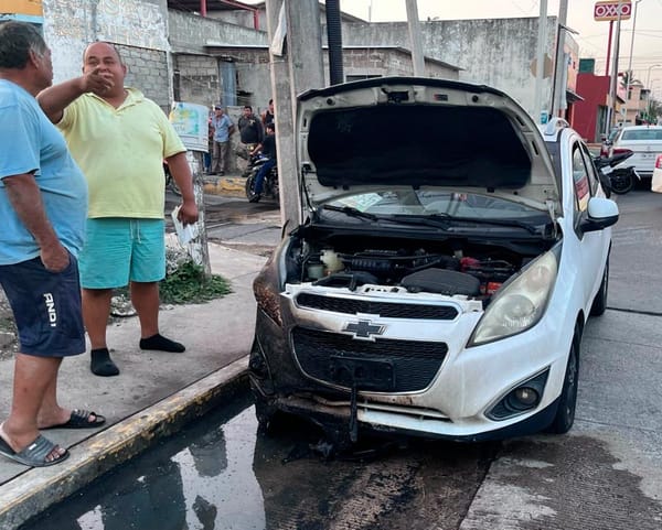 ¡SE CHAMUSCA CHEVY Y ALCANZA A QUEMAR SPARK!