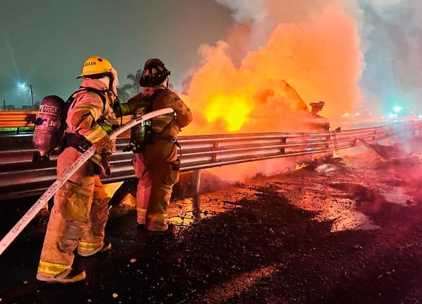 ¡SALVAN A TRAILERO DE MORIR QUEMADO!