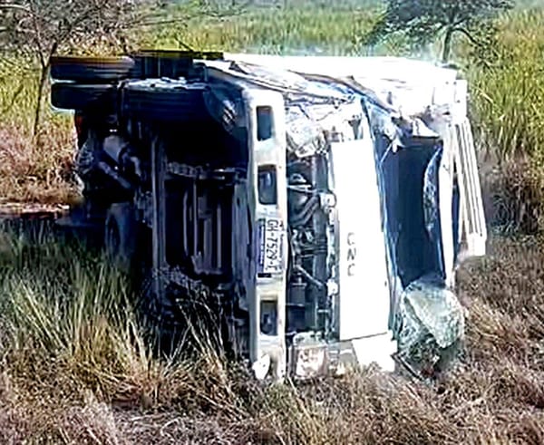 ¡CAMIONETA VOLCÓ EN LA CARRETETA!