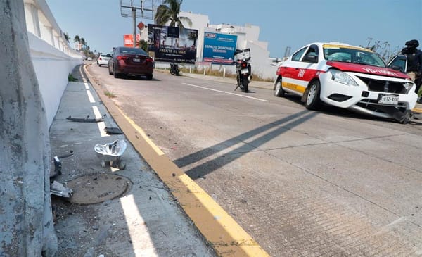 ¡TAXISTA SE IMPACTA CONTRA MURO Y POSTE DE ALUMBRADO!