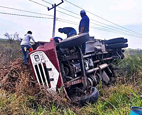 ¡SE VOLTEÓ CAMIÓN CAÑERO!