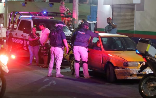 ¡CONDUCTOR EBRIO SE ESTRELLA CONTRA MÁS DE 10 VEHÍCULOS!