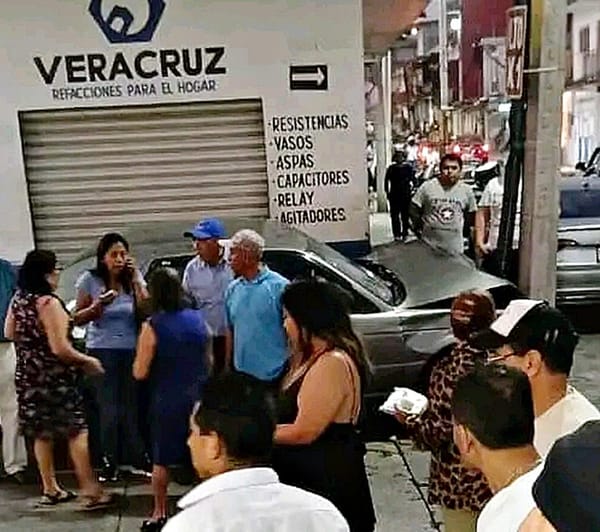 ¡ROBA-CARROS CHOCA CON POSTE DE CFE Y VECINOS LO CAPTURAN!