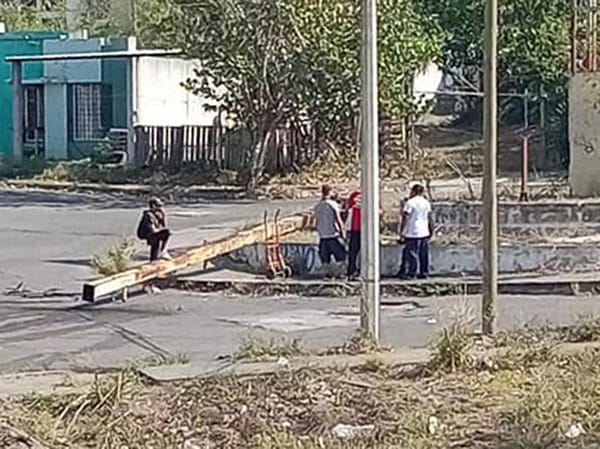 ¡SE ROBAN UN POSTE EN COLINAS!